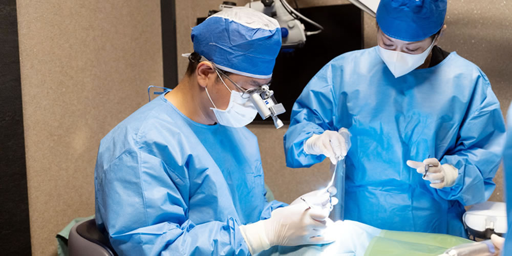 寸分の狂いなくインプラント体を埋め込む歯科医師の職人技