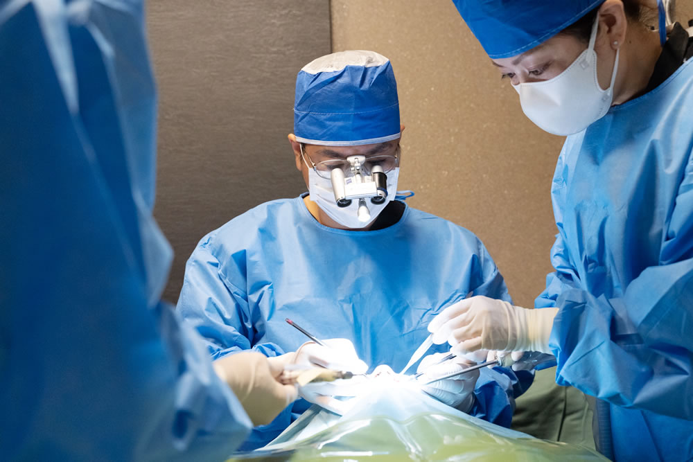 寸分の狂いなくインプラント体を埋め込む歯科医師の職人技